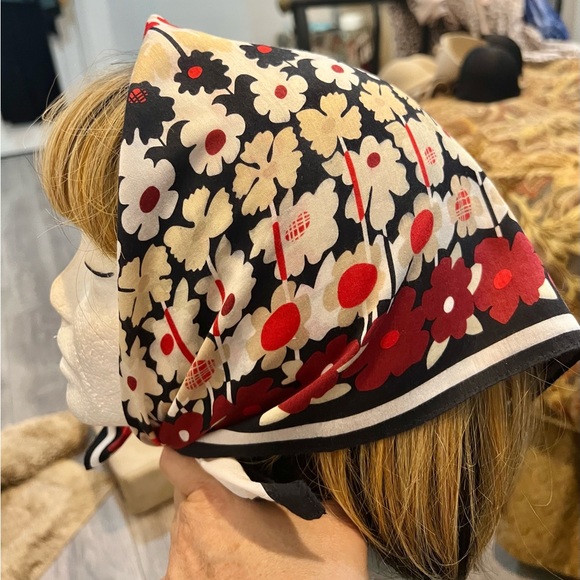 Burberry scarf 20x19.5” nwot clean - Picture 3 of 8